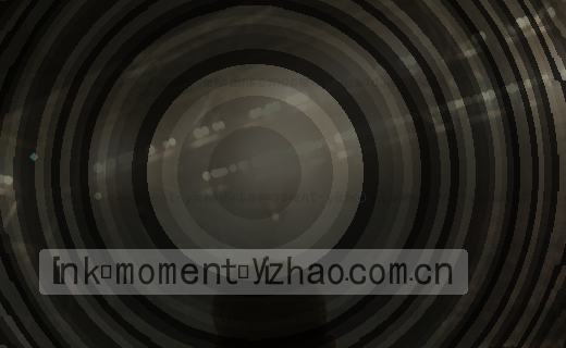 服务器旁有玻璃柜，双层标签整齐排列。